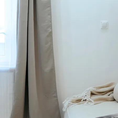 Pulawska 11 -prywatny 4 Osobowy W Centrum Warszawy - Better Lägenhet